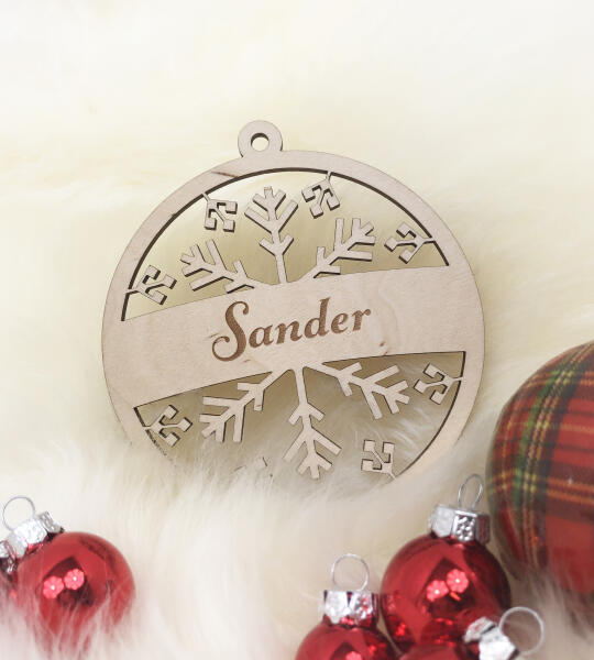 Houten kerstbal met sneeuwkristal