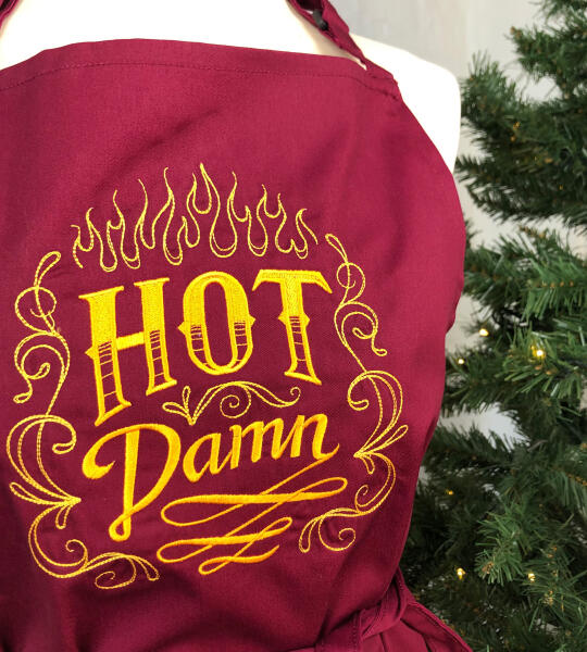 Bordeaux keukenschort met ‘Hot Damn’ en vlammenborduring