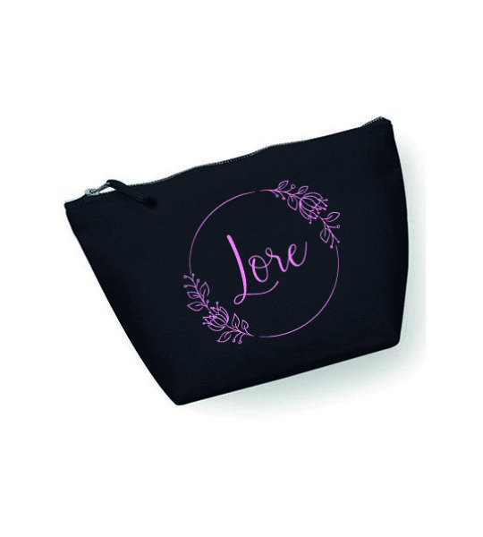 Toilettas met bloemenkrans