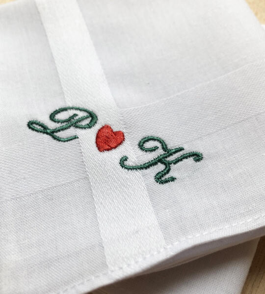 Witte Herenzakdoek met Geborduurde Initialen en Rood Hartje