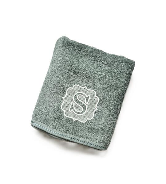 Serviette avec monogramme style embossé