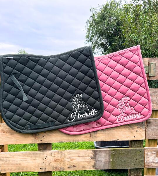 Tapis de selle avec cheval – vue de face