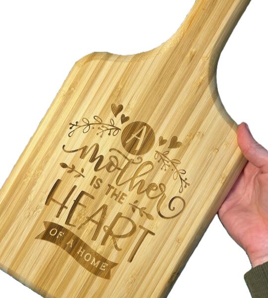 Bamboo snijplank - a mother is the heart of a home