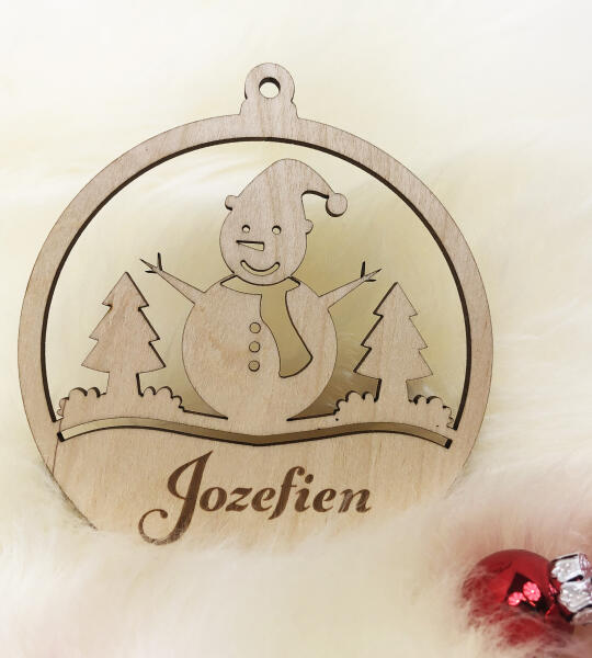 Houten kerstbal met wintertafereel & sneeuwman