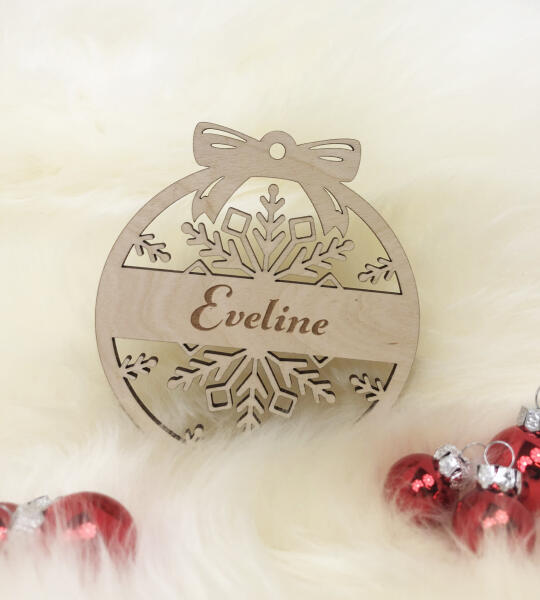 Houten kerstbal met strik – gepersonaliseerd met naam