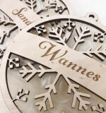 Houten kerstbal met sneeuwkristal