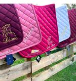 Tapis de selle avec cheval – vue de face