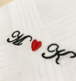 Witte Herenzakdoek met Geborduurde Initialen en Rood Hartje