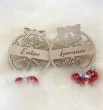 Houten kerstbal met strik – gepersonaliseerd met naam