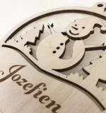 Houten kerstbal met wintertafereel & sneeuwman