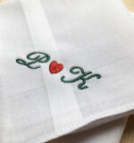 Witte Herenzakdoek met Geborduurde Initialen en Rood Hartje