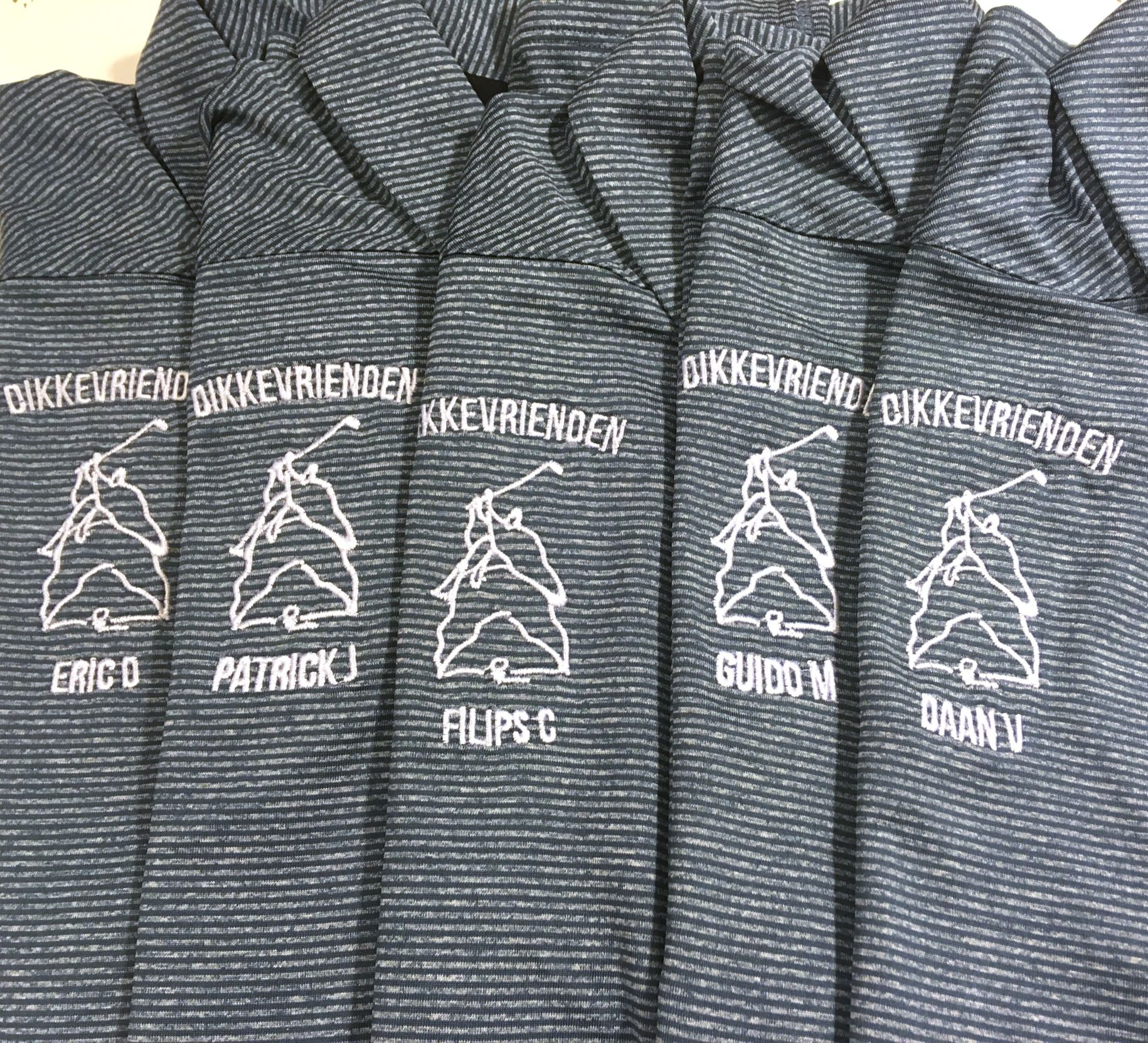 Eigen Golfoutfit geborduurd met logo en individuele namen